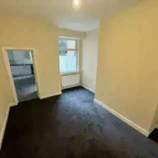 4 Bedroom House Manchester New Kitchen and carpets DSS Welcome