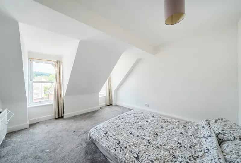 1 Bedroom Apartment near Reigate Station - No Onward Chain