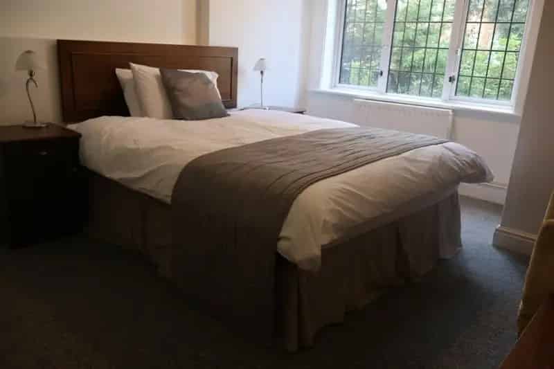 Short Term Hotel Rooms Town Centre Lansdowne Free WiFi Parking