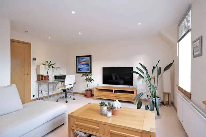 Top Floor Flat Two Double Bedrooms Modern Shower Room Allocated Parking