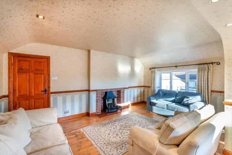 2 Bed House for Sale Near Town Centre - No Chain