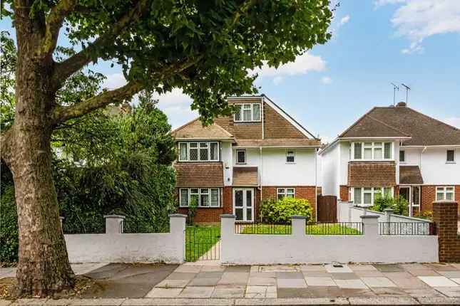 Detached Family Home Near Elizabeth Line - Four Double Bedrooms