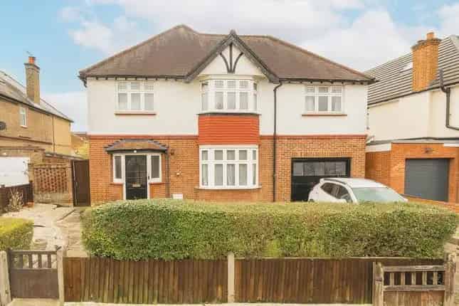 Four Bedroom Detached House for Sale in Hanwell W7