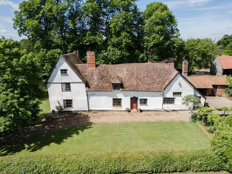 Grade II Listed 4-Bedroom Farmhouse with 5 Acres