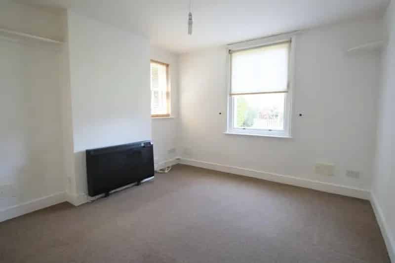 Studio Apartment Near Woolston Centre With Parking