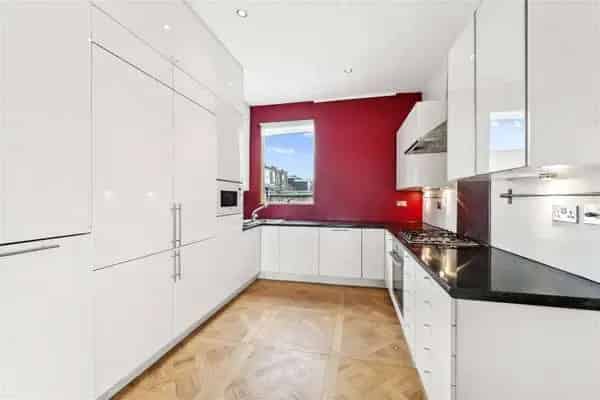 Spacious 4-Bedroom Apartment in Chiswick