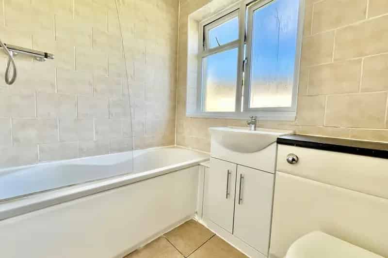 Family Home in Alwoodley Near Schools and Amenities