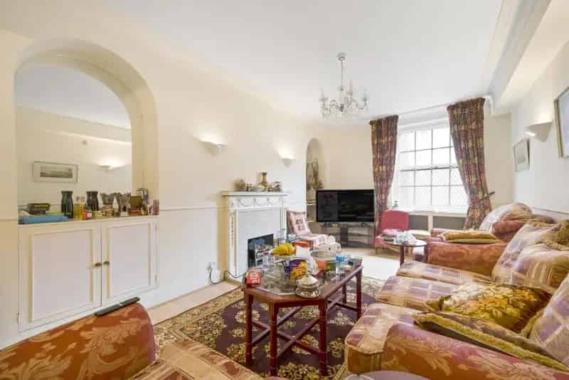 Three Bedroom Apartment with Concierge and Garden Access