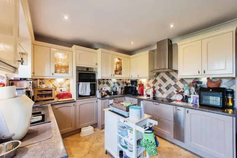 4 Bedroom Family Home with Garage and Gardens