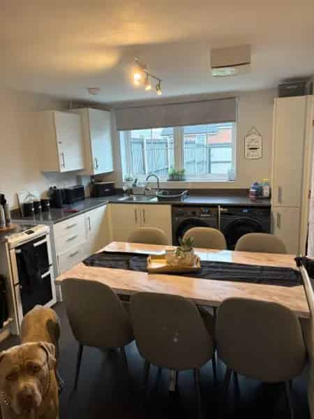 3 Bed Semi Detached House Cul De Sac Driveway Family Bathroom Large Kitchen Diner
