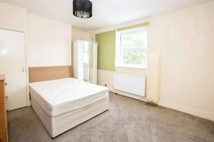 3 Bedroom Mid Terrace House to Rent London E13