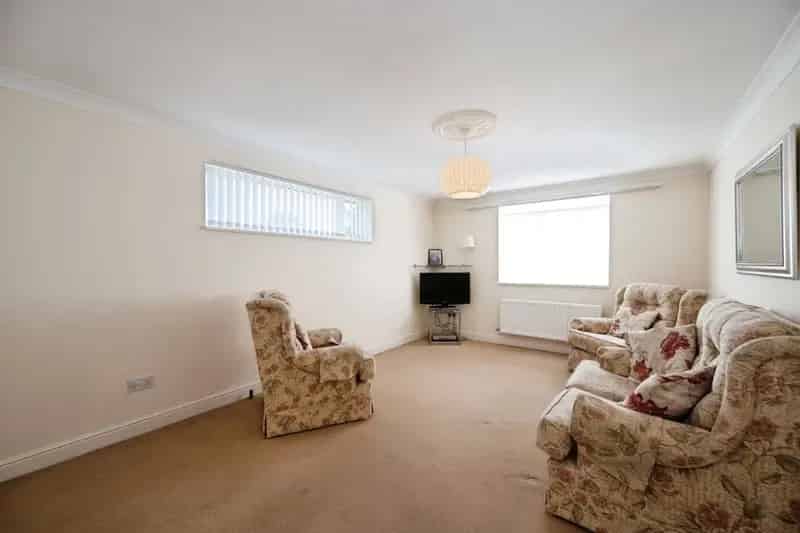 2 Bed Detached Bungalow Near Waterlooville