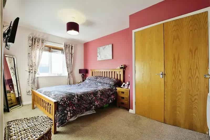 2 Bedroom Flat for Sale Wilmslow Cheshire SK9 Newly Extended Lease