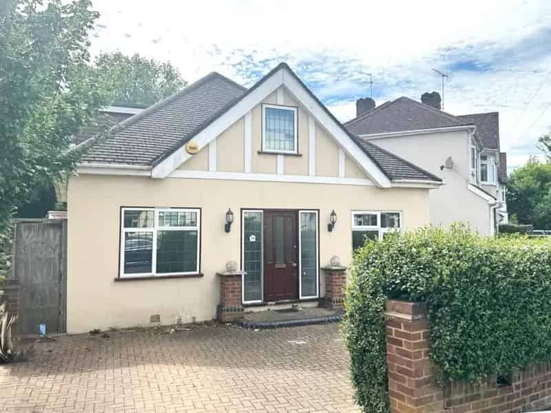3 Bedroom Bungalow To Rent Available 06 30 2025