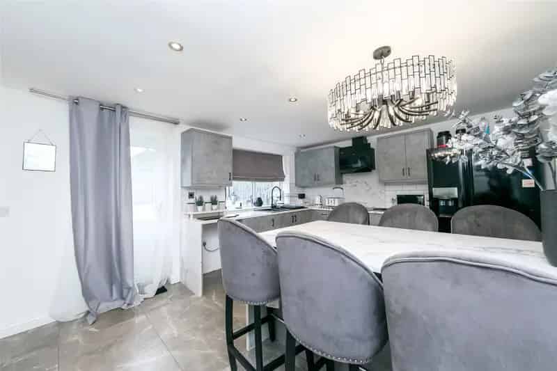 3-Bed House Modern Interior Secure Parking Peaceful Garden