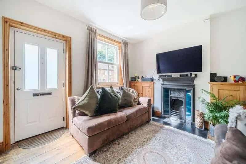 2 Bed House for Sale Charming Cottage Modern Amenities
