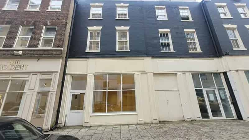 Retail Unit with WC and Kitchen Facilities