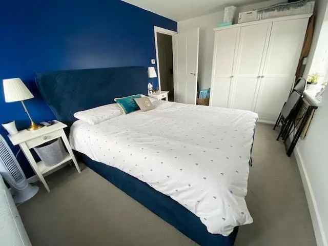 Two Double Bedroom Apartment Fairfields High Specification Parking