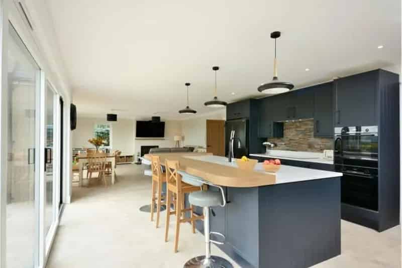 5 Bed Detached House with 3 Reception Rooms and Stables