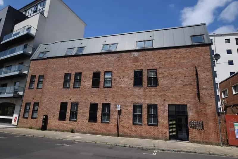 Fully Furnished Studio Apartment To Let - 270 SQ FT