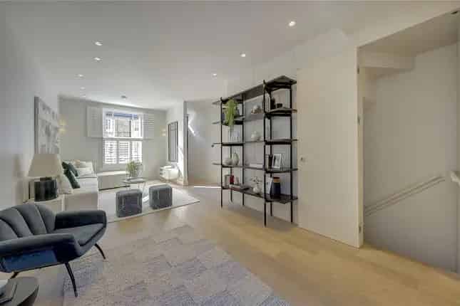 3 Bedroom Terraced House Kensington Place London W8