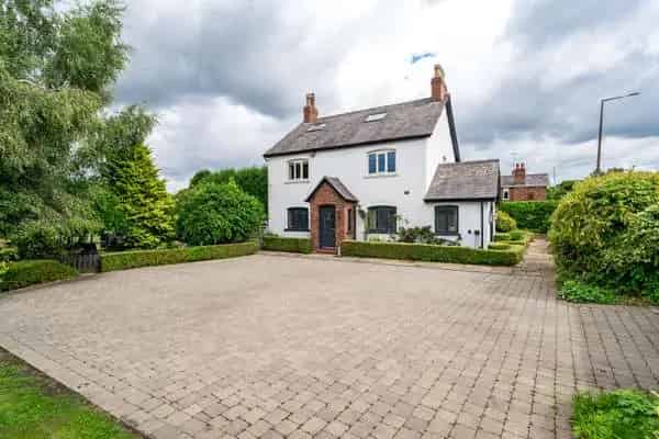Spacious Farmhouse with Cinema Room & Stable Block