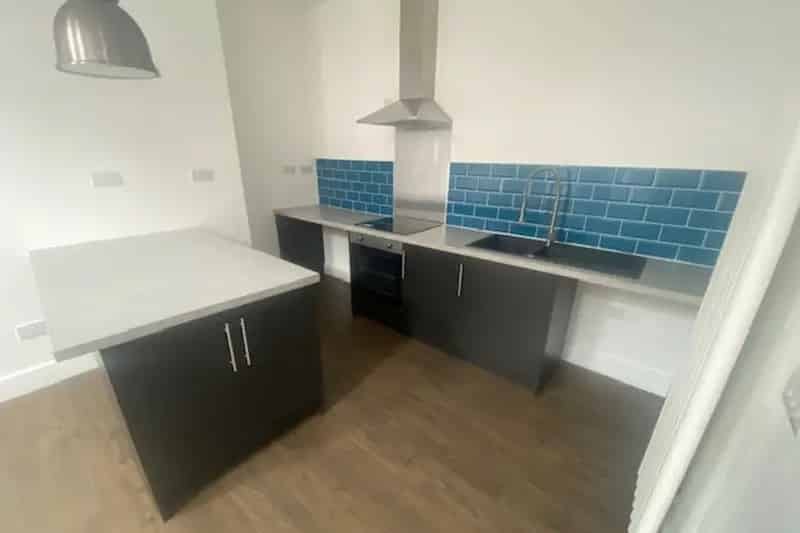Modern Open Plan Living Close to Town Centre with Parking