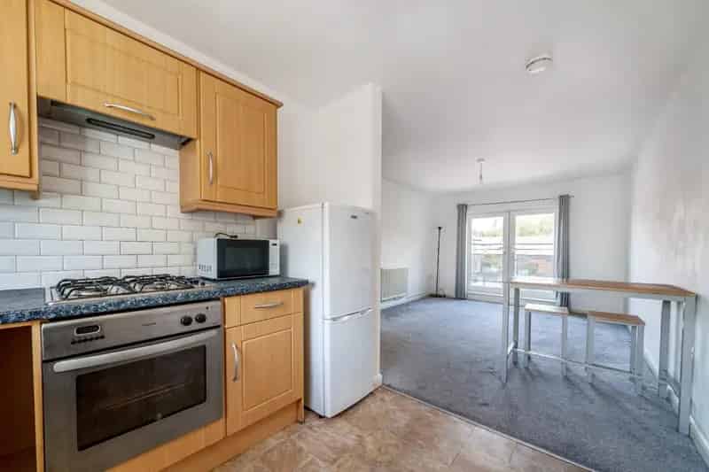 2 Bedroom Flat To Let Near Town Centre
