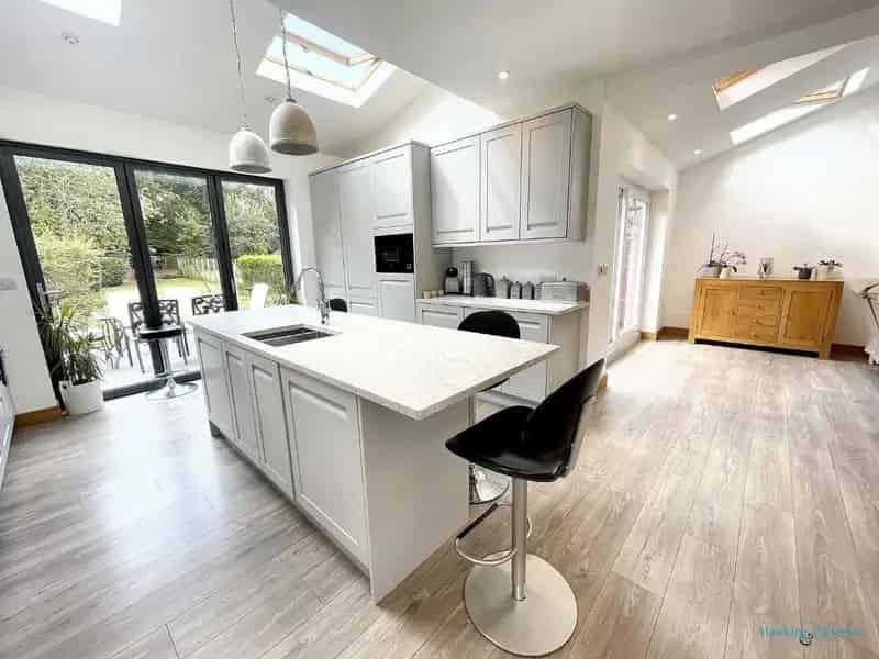 5 Bed Semi-Detached House For Sale