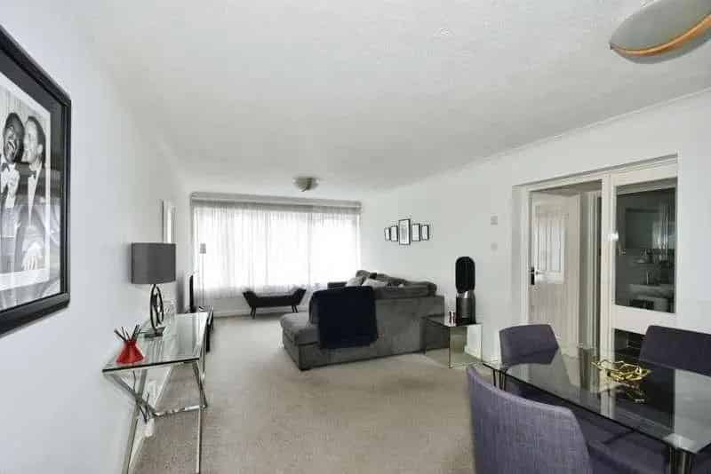 2 Bed Flat for Sale - Modern, Convenient Location