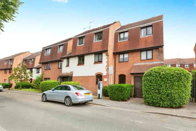 Flat For Rent , Victoria Road, Farnham Common, England