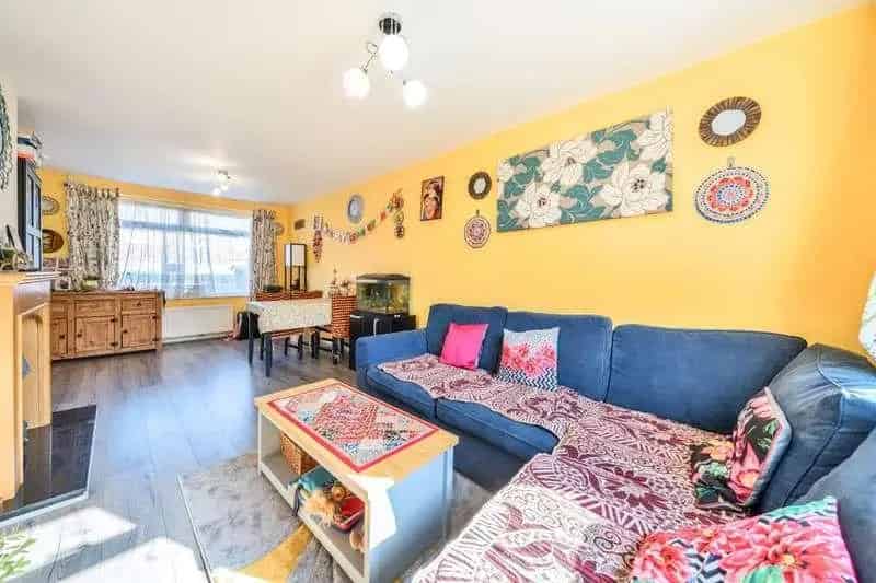 3 Bed Mid-Terraced House for Sale