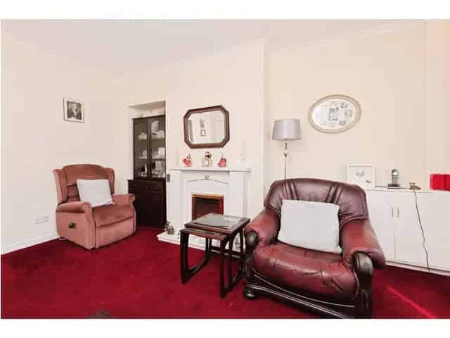 1 Bedroom Flat for Sale Ground Floor Private Parking Garden