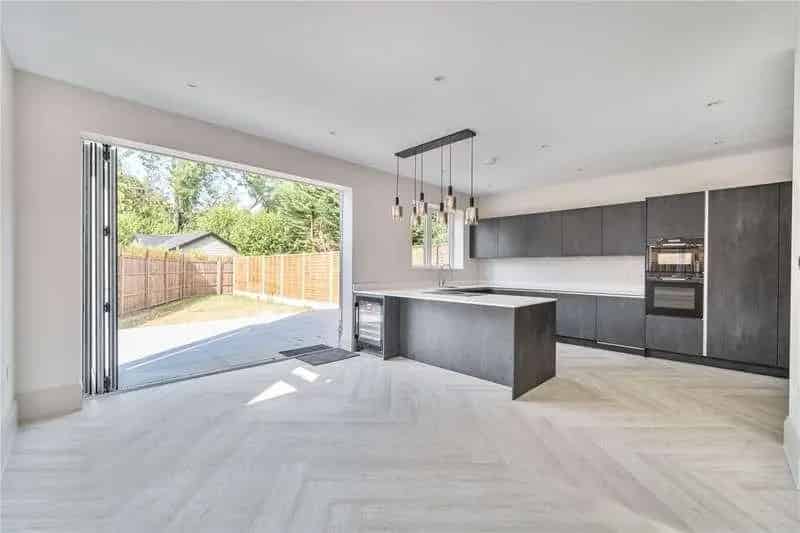 5 bed house for sale