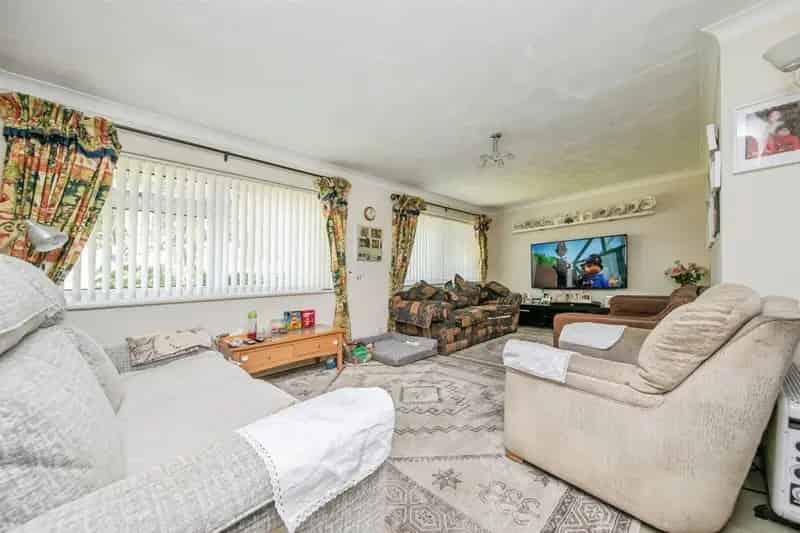 4 Bed Detached House with Garage and Garden