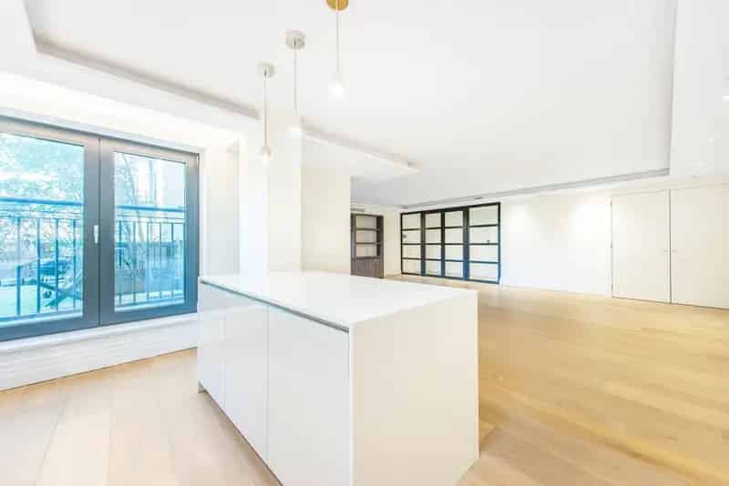 Luxury 2-Bedroom Kensington Apartment with Concierge and Parking