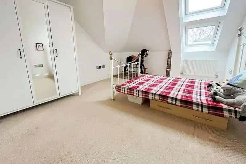 3 Bed Top Floor Apartment Near Beach and Shops