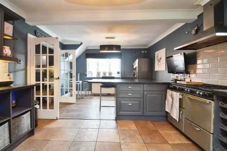 Spacious Family Home with Large Garden Four Bedrooms Two Bathrooms