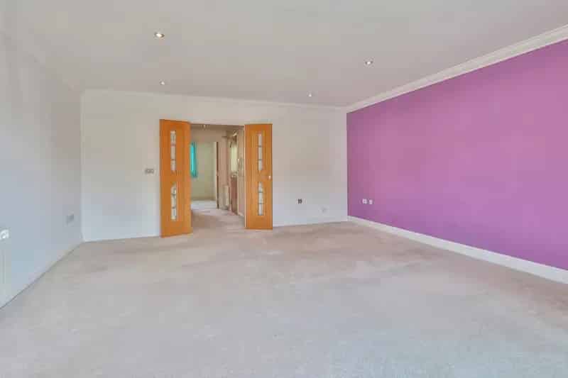 2 Bedroom Flat For Sale Sea Views Allocated Parking