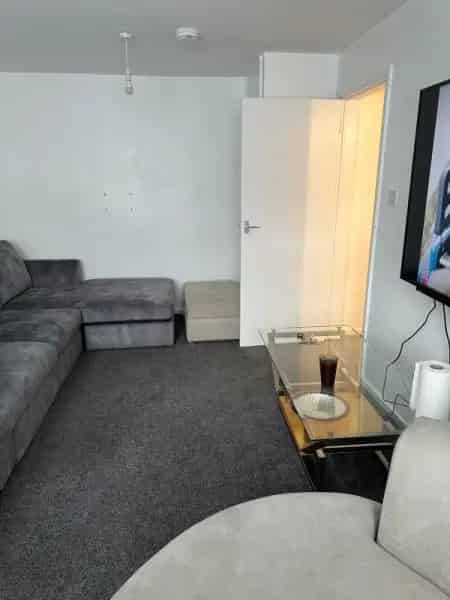 Ground Floor 2 Bed Property with Private Garden and Utility Room