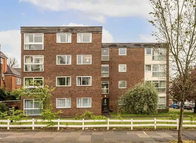 2 Double Bedroom Apartment Ealing Broadway Garage Residents Parking No Onward Chain