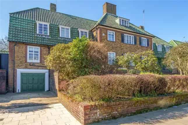 5 Bedroom Semi-Detached House for Sale in London N2