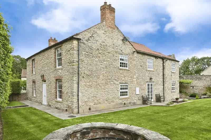 4 Bedroom Farmhouse with Gym and Charming Gardens