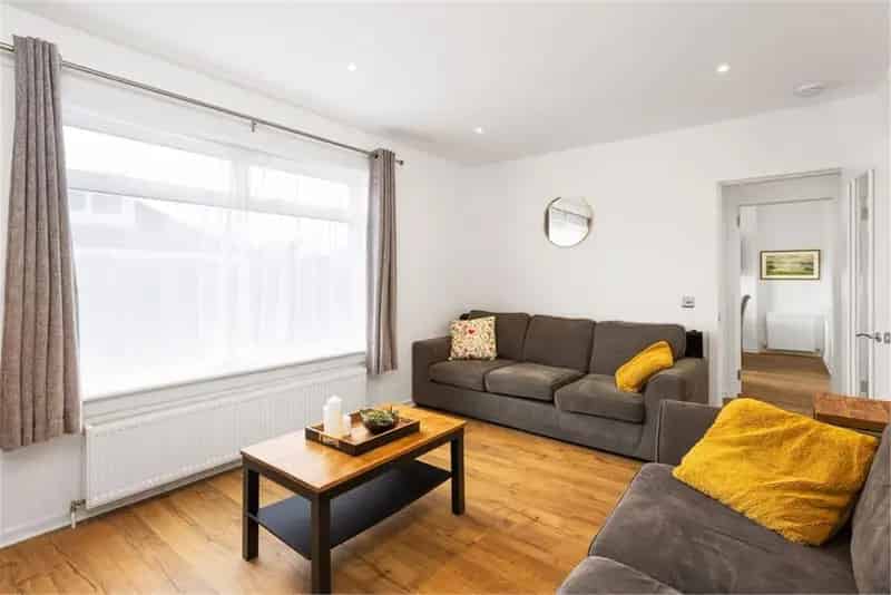 4 Bed Detached House with Garage and Gardens