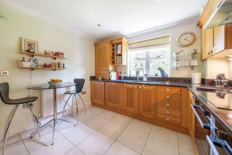 Charming 2-Bedroom Apartment in Maidenhead Shoppenhangers Road