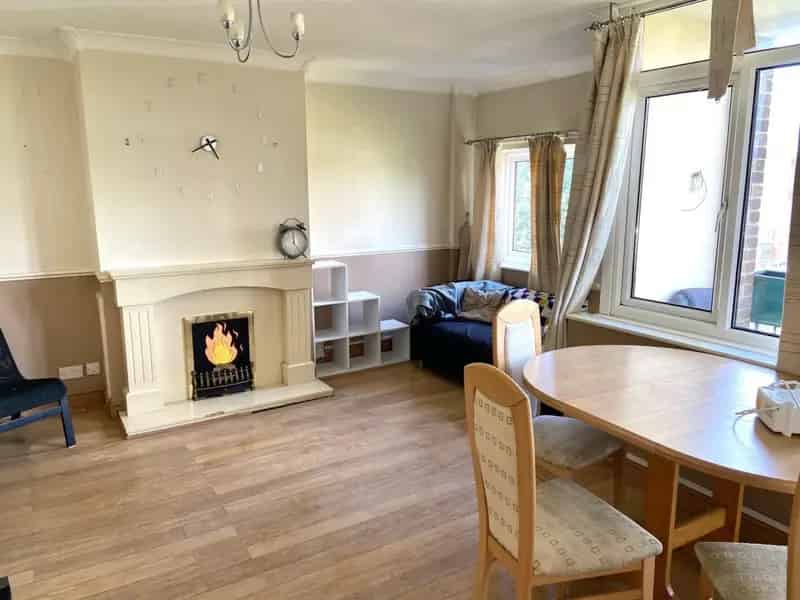 Three Bedroom Maisonette Near Transport Links Available July