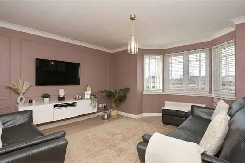 2 Bed Flat First Floor 1 Reception Room Modern Well Maintained