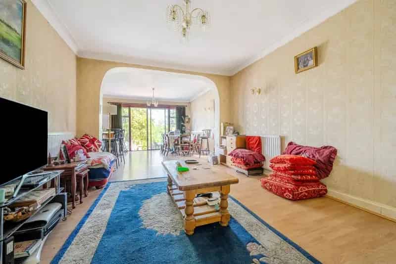 4 Bedroom Detached House with Large Garden and Garage