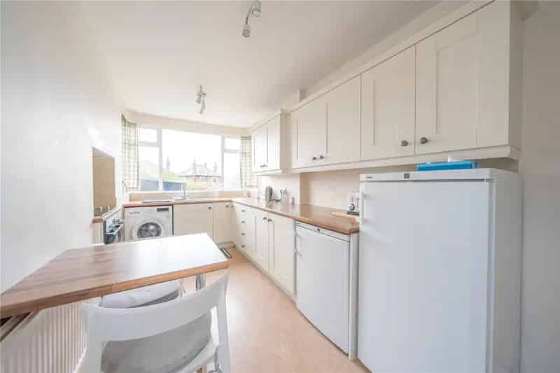 Spacious 1930s Semi Detached House Family Home Garage Garden