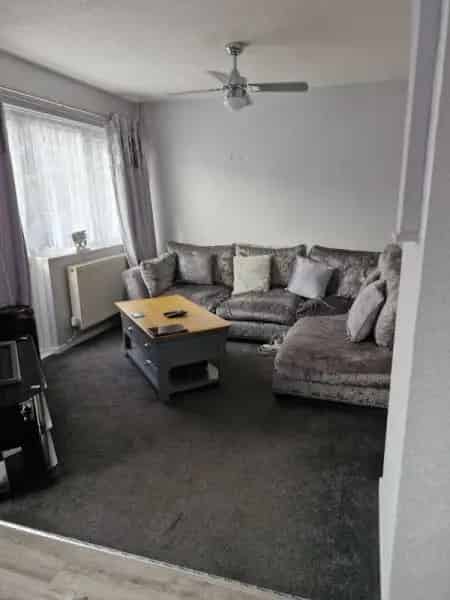 3 Bed End Terrace House Large Garden New Carpets